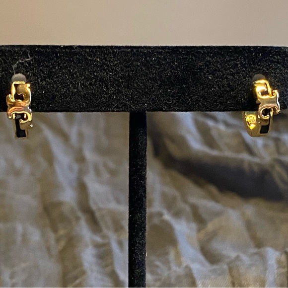 Tory Burch small serif T black enamel huggie hoops - Picture 5 of 10